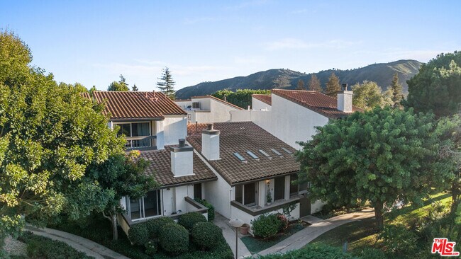 Building Photo - 1648 Palisades Dr