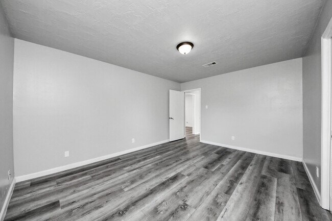 Building Photo - 8011 La Roche Ln