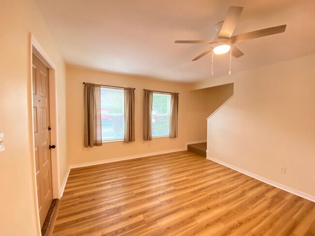 Building Photo - Wow! 2 bedroom, 2.5 bath, two story townho...