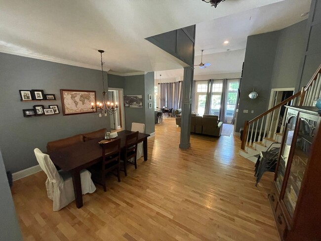 Building Photo - CASTLE LAKES - HOME W/ POOL