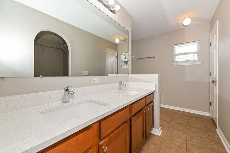 Building Photo - 9341 Thunderbolt Dr
