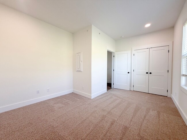 Building Photo - Fuller Style - Spacious 3-Bedroom Townhome with Pool and Pickleball Court