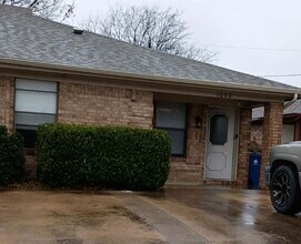 Building Photo - Well Maintained 2BR 2BA Duplex w/ Eat-In Kitchen • Fenced Yard in Heart of Burleson