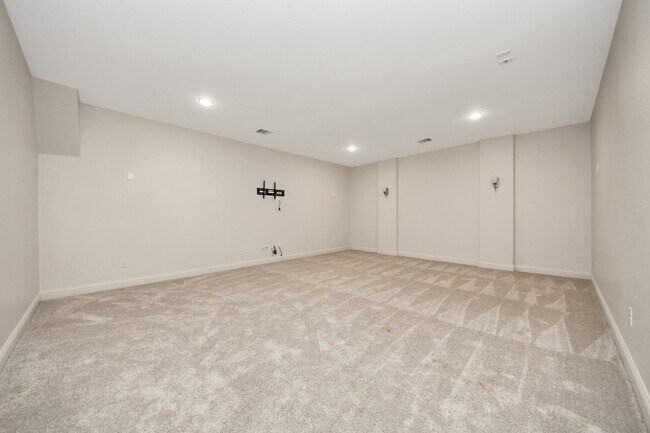 Building Photo - 9814 Carver Dr