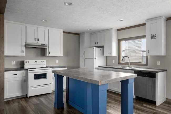 Building Photo - 104 Pineapple Sage Cv