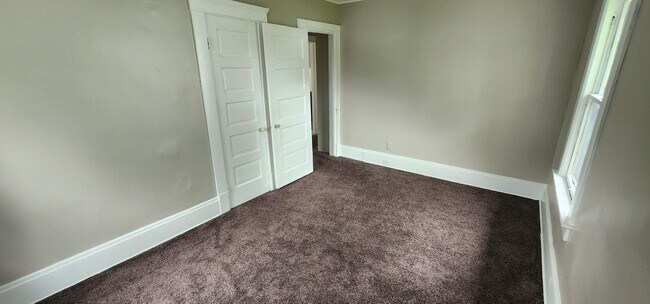 Building Photo - 4 Bedroom 1 Bathroom Triplex
