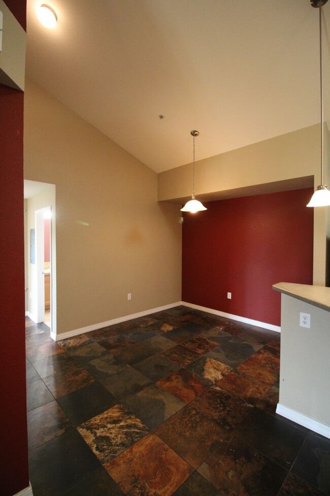 Building Photo - Fantactic Condo
