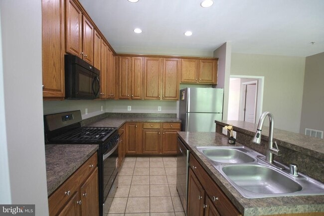 Building Photo - 622 Tailgate Terrace