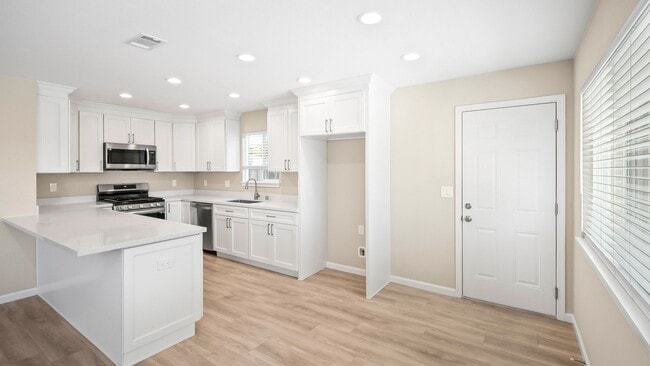 Building Photo - For Rent: Beautifully Updated 3-Bedroom Ho...