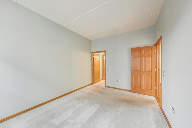 Building Photo - 873 N Larrabee St