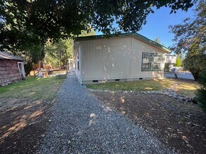 Building Photo - Remodeled Home on 1/2 Acre