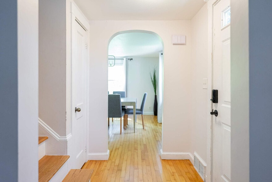 Building Photo - 253 Main St