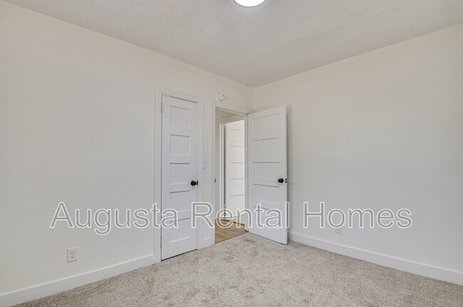 Building Photo - 2019 Roosevelt Dr