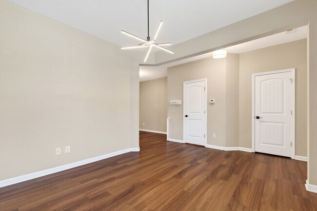 Building Photo - 117 Holly Berry Ln