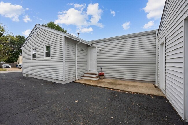 Building Photo - 417 Chamberlin Dr