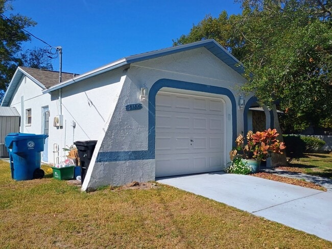 Building Photo - 2 bedroom 2 bathroom home with a screened in porch