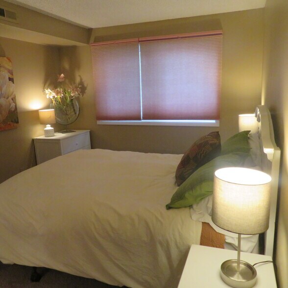 Building Photo - 9715 Independence Dr