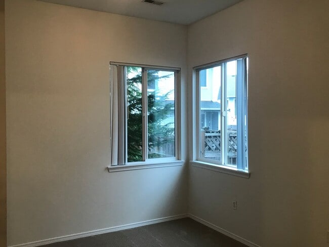 Building Photo - 4 Bed 3 Bath Gated Townhome Near Maplewood Golf