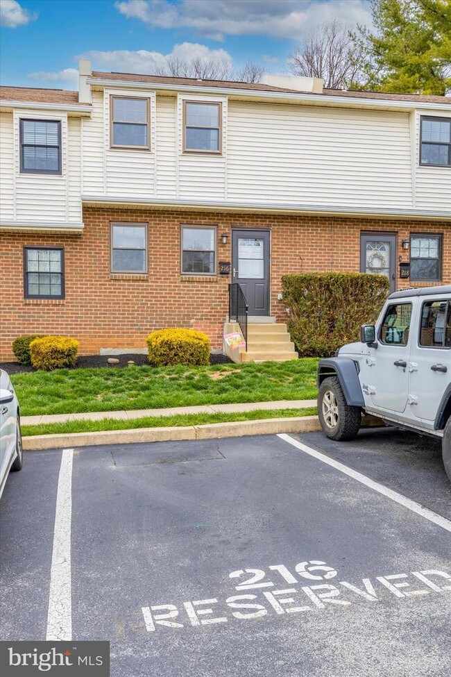 Building Photo - 216 Holly Dr