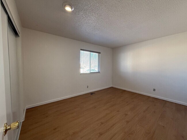 Building Photo - Cute Updated 2 Bedroom House