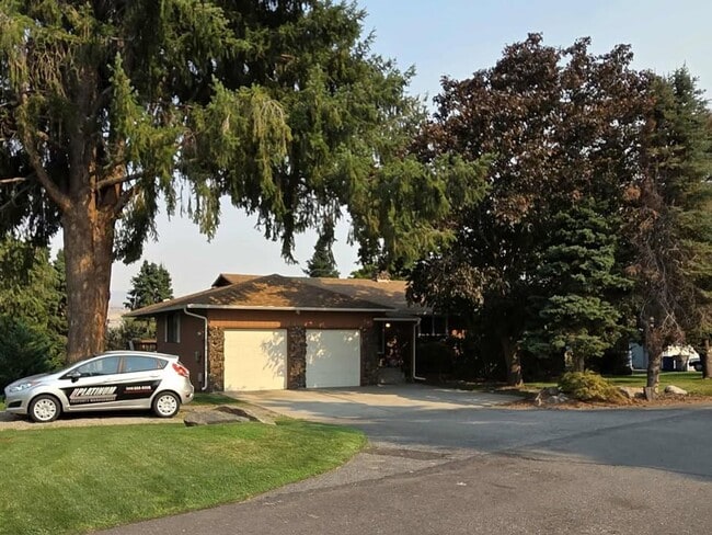 Building Photo - Stunning 4 Bedroom, 3 Bathroom Home, with ...