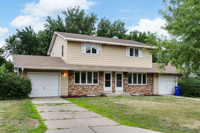 Building Photo - Updated 3 Bedroom Duplex in Battle Creek