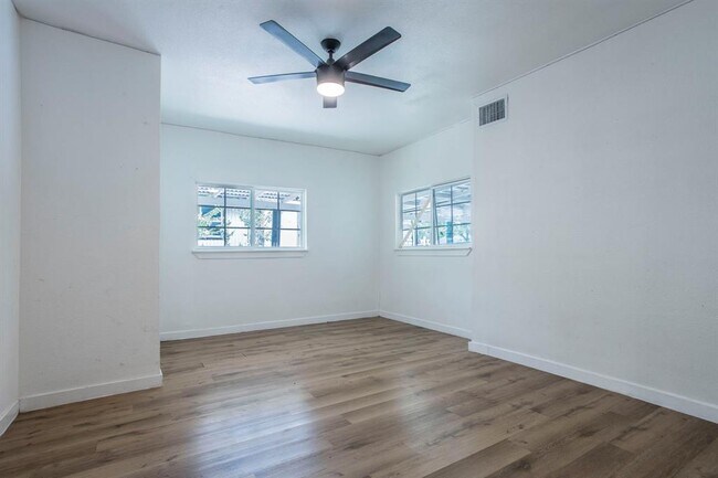 Building Photo - 5807 Mayo Dr