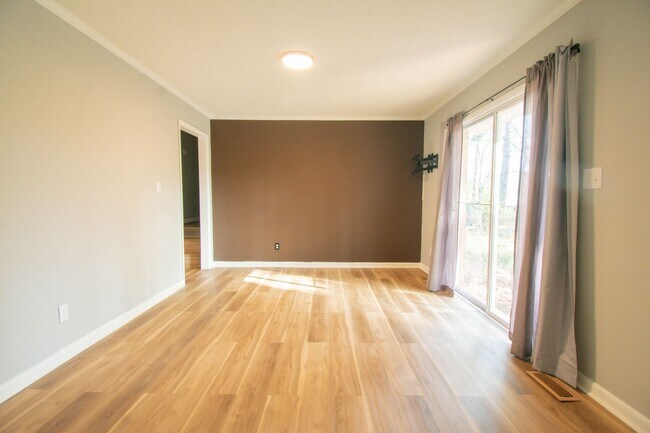 Building Photo - 3 Bedroom 2 Bathroom-Modern Upgrades