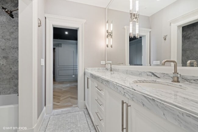 Building Photo - 2700 N Lakeview Ave