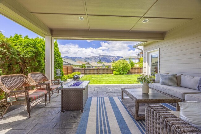 Building Photo - 3 Bedroom, 1.75 Bathroom Home in The Village at Lake Chelan