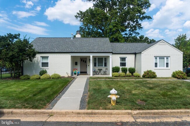 Building Photo - 2501 Crest St