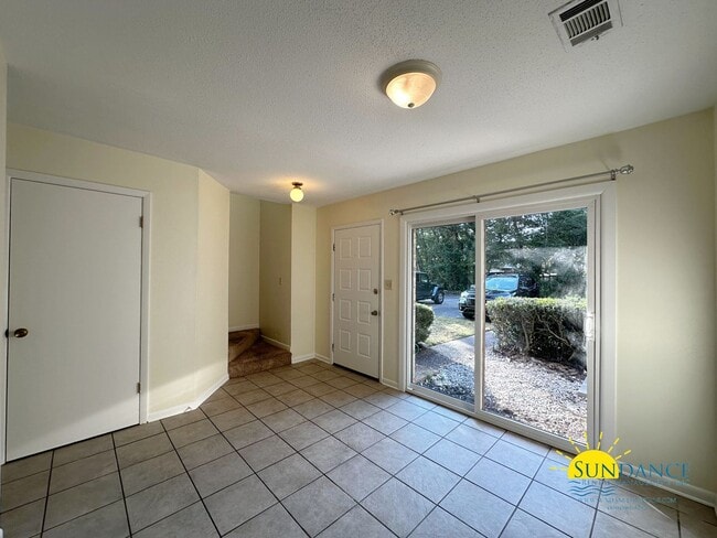 Building Photo - Centrally Located Townhouse with a Communi...