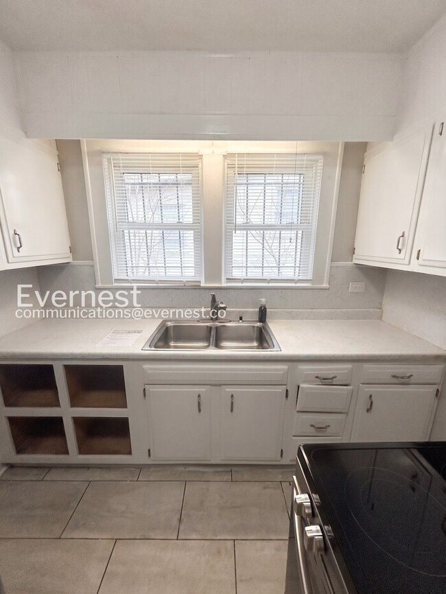 Building Photo - 856 N Cameron Ave