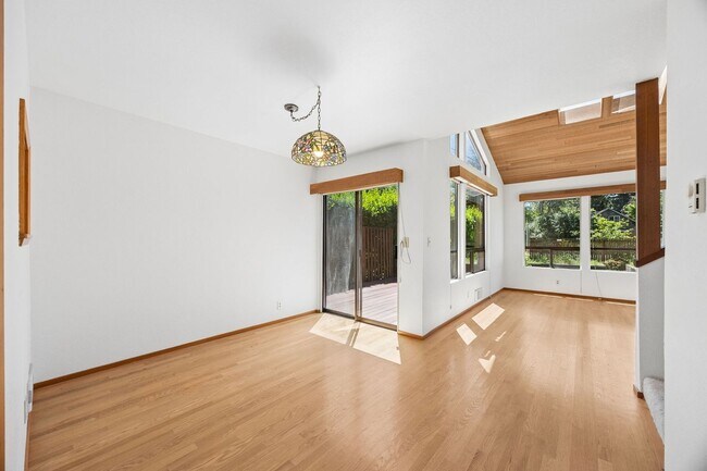Building Photo - Unique 3bd/2.5bth Haller Lake Home in North Seattle, $4,250/mo.