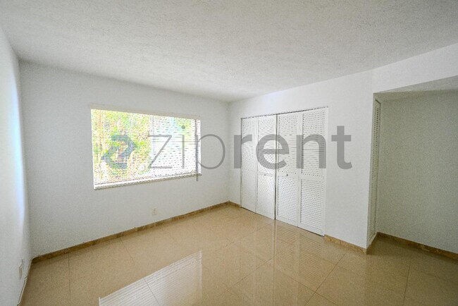 Building Photo - 1250 Miami Rd