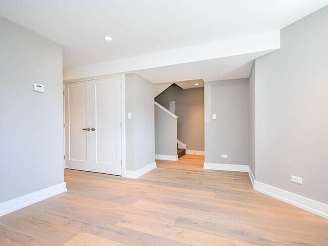 Building Photo - 2 bedroom in Chicago IL 60618