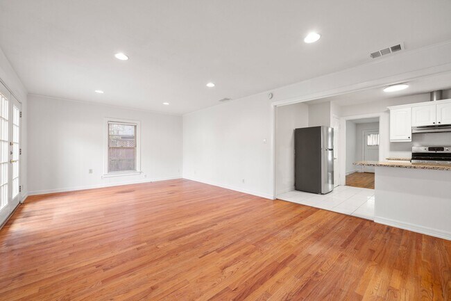 Building Photo - 934 E 52nd St