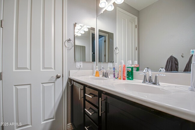 Building Photo - 3016 N Glenview