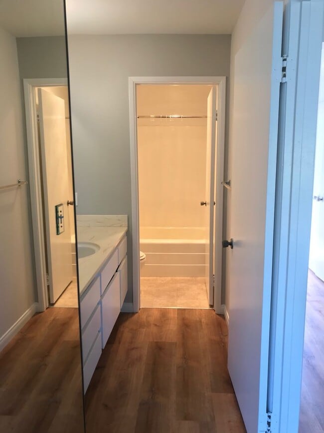 Building Photo - Awesome Remodeled Top Floor condo in Point Loma Tennis Club