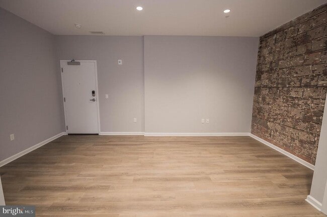 Building Photo - 218 W Main St