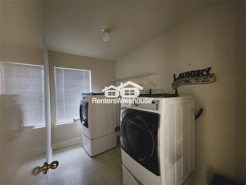 Building Photo - 15859 E Park Ct
