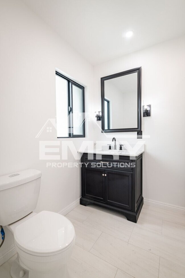 Building Photo - 3 Bed 2 Bath House For Rent Arrington Ave Downey