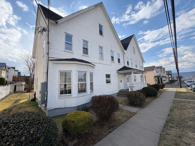 Building Photo - 746-748 River Street