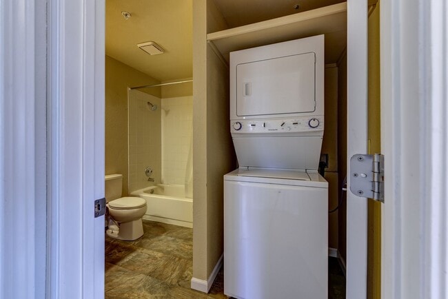 Building Photo - 2 Bedroom 2 Bath End Unit Condo with covered parking!