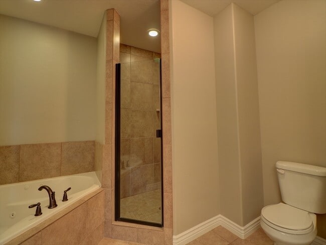 Building Photo - End unit town home