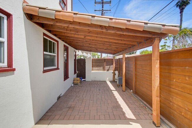 Building Photo - Historic Charm Meets Modern Living – Stunning 5 Bedroom Home on Iconic Myrtle Avenue