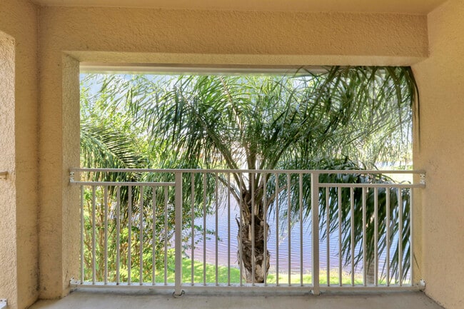 Building Photo - 181 SW Palm Dr