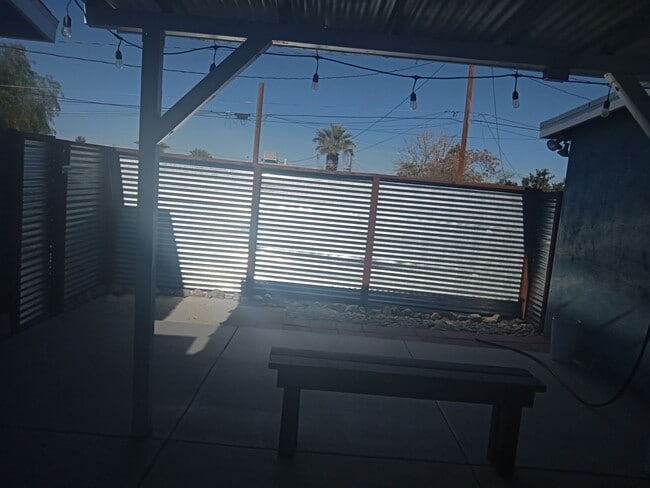 Building Photo - Remodeled 2 Bedroom 1 Bath