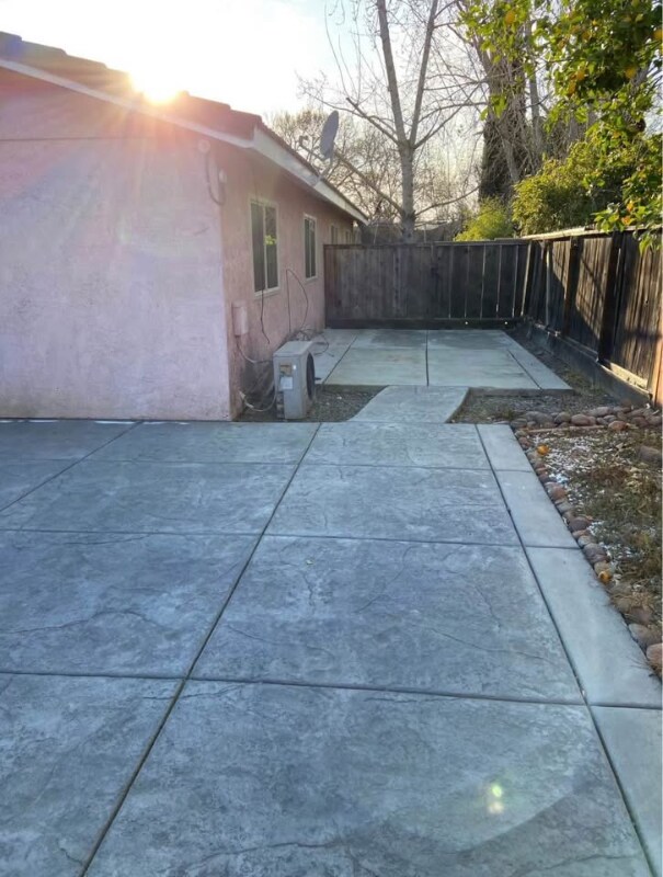 Building Photo - 6522 Village Green Dr
