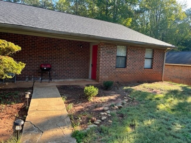 Building Photo - Updated 2BR/1.5BA Duplex | Lawn Care & Trash Included